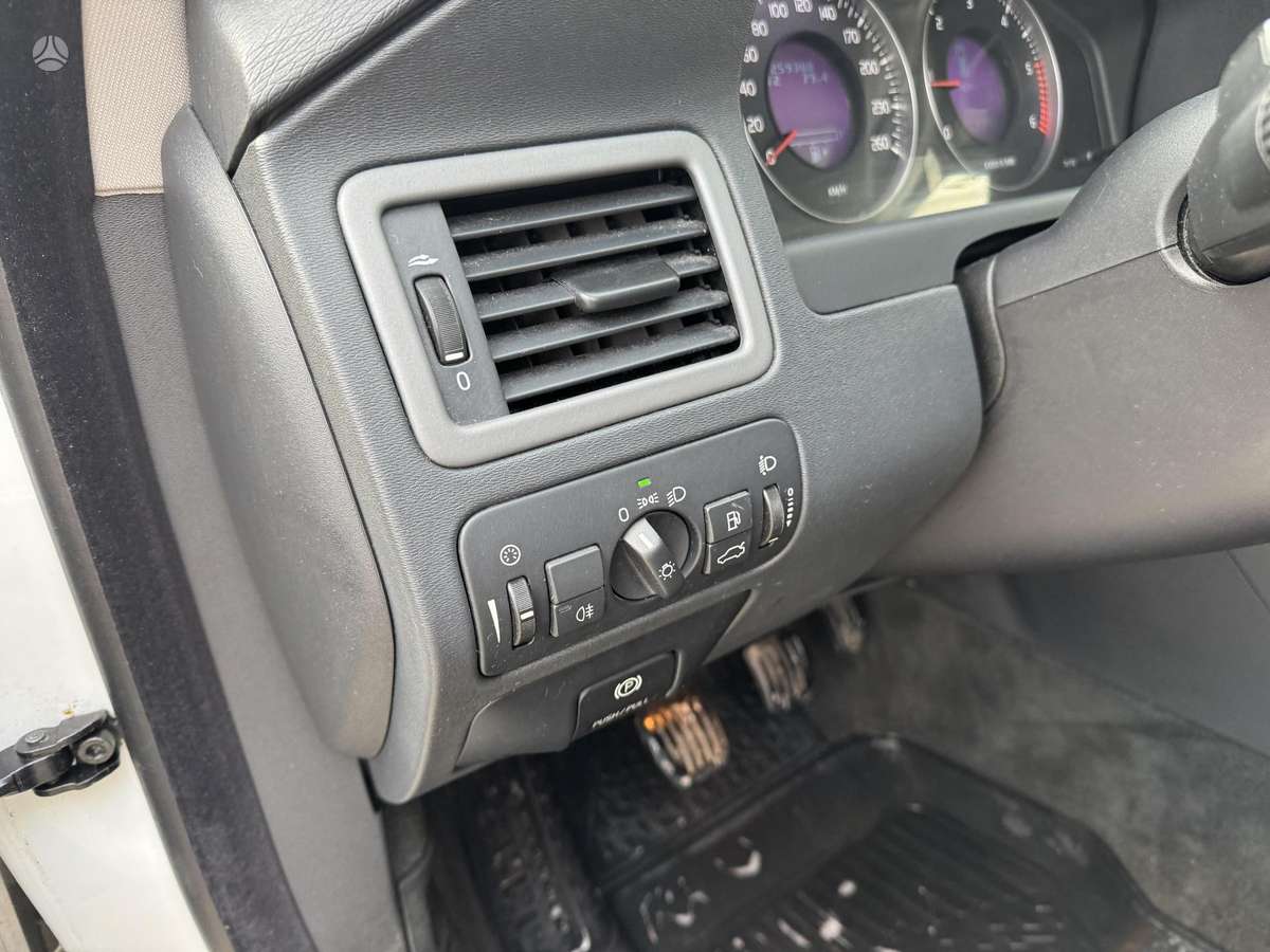 Volvo V70 2010 — photo 21
