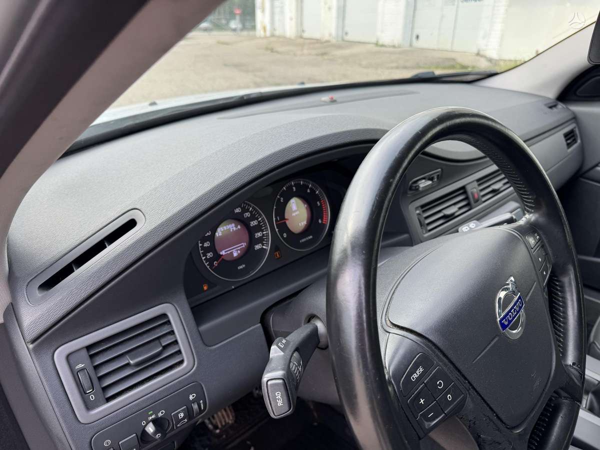 Volvo V70 2010 — photo 22