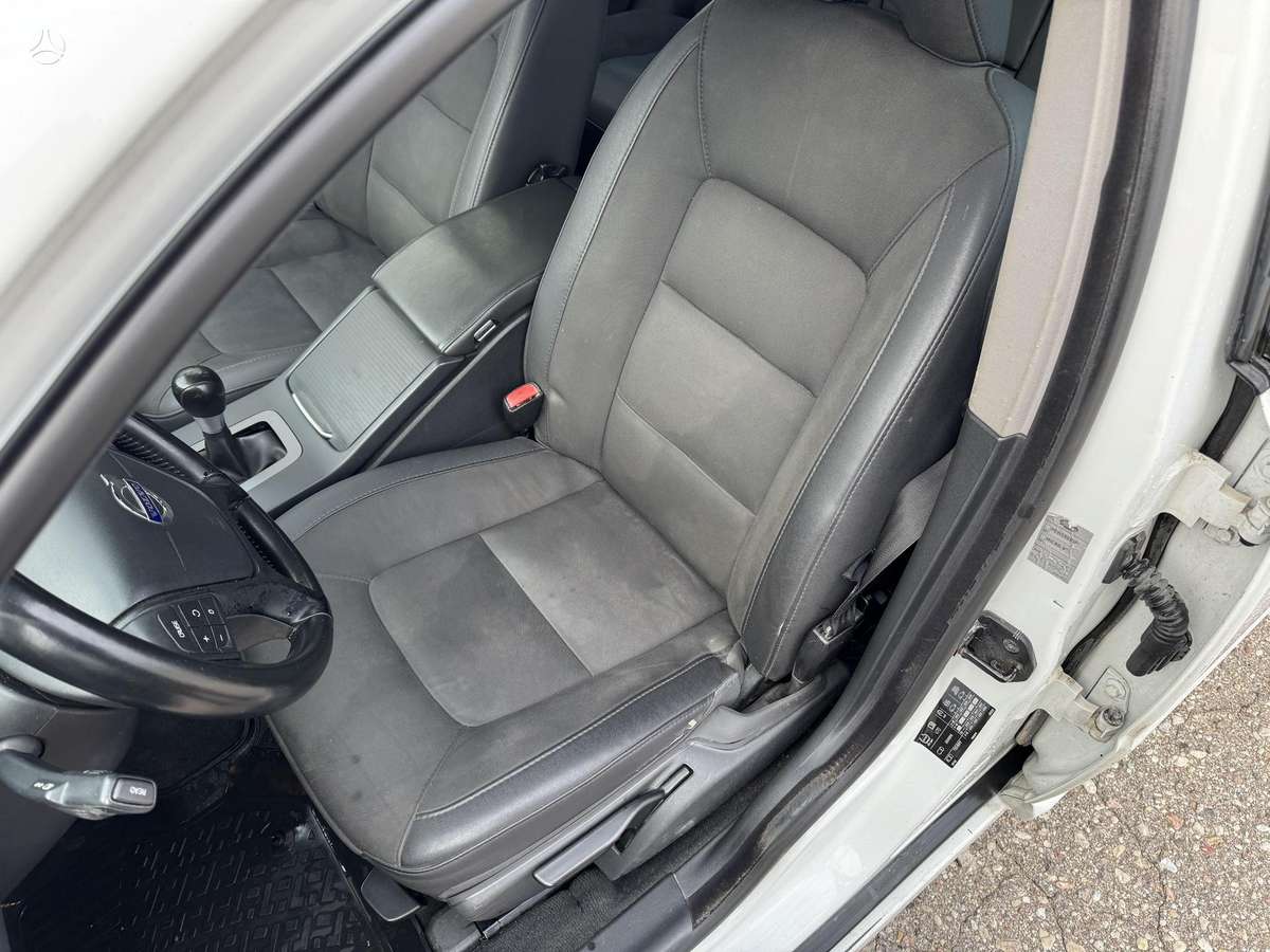 Volvo V70 2010 — photo 23