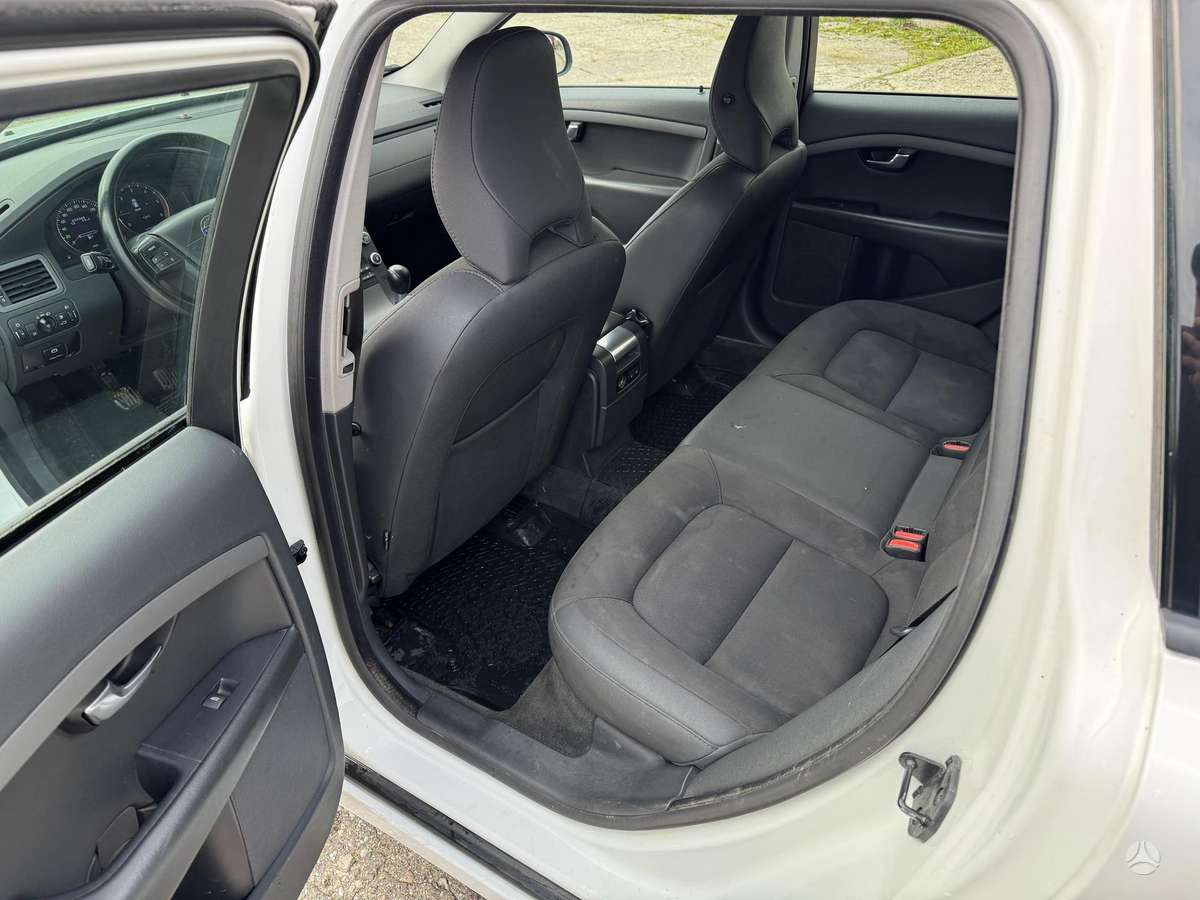 Volvo V70 2010 — photo 24