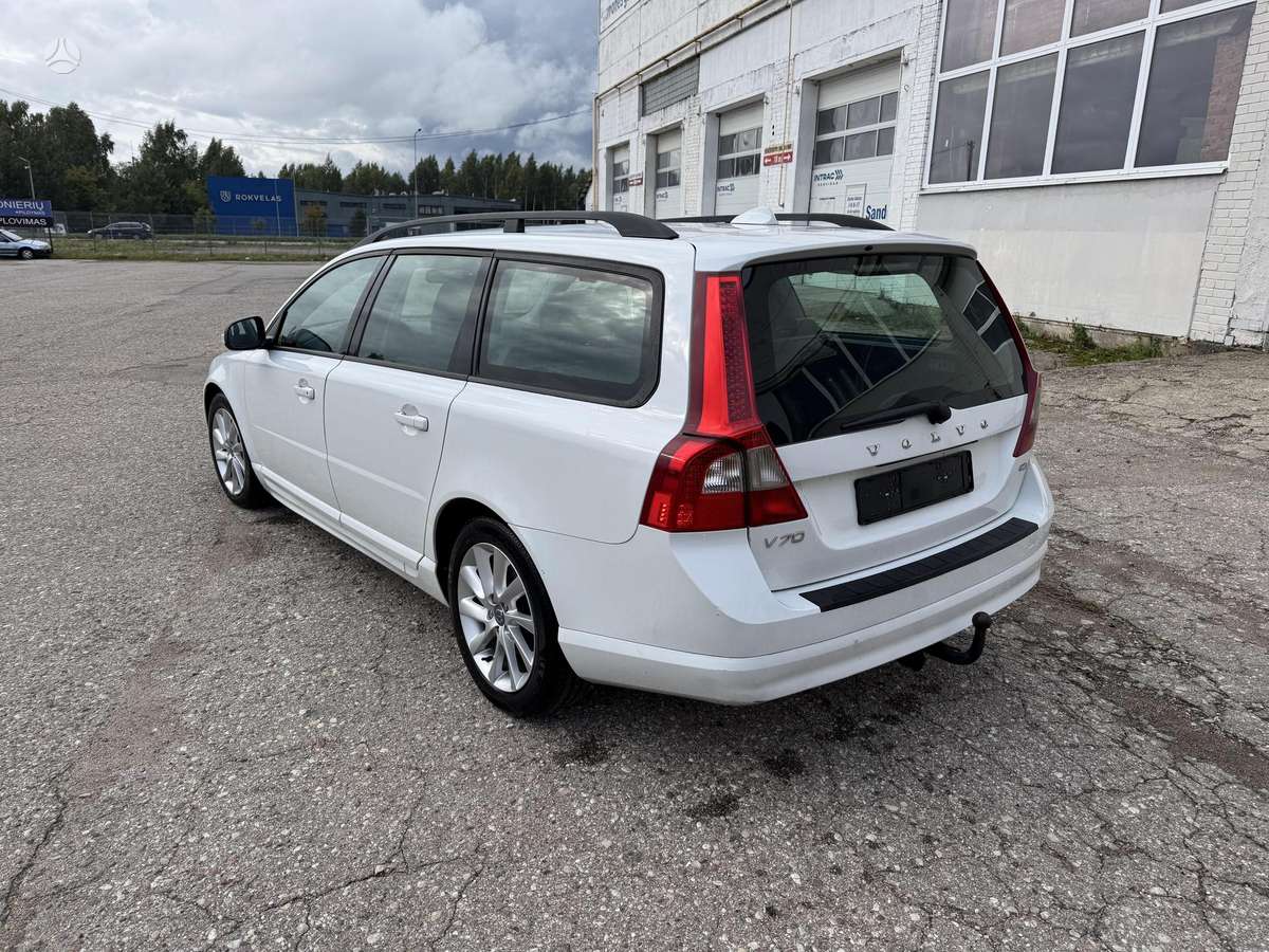 Volvo V70 2010 — interior