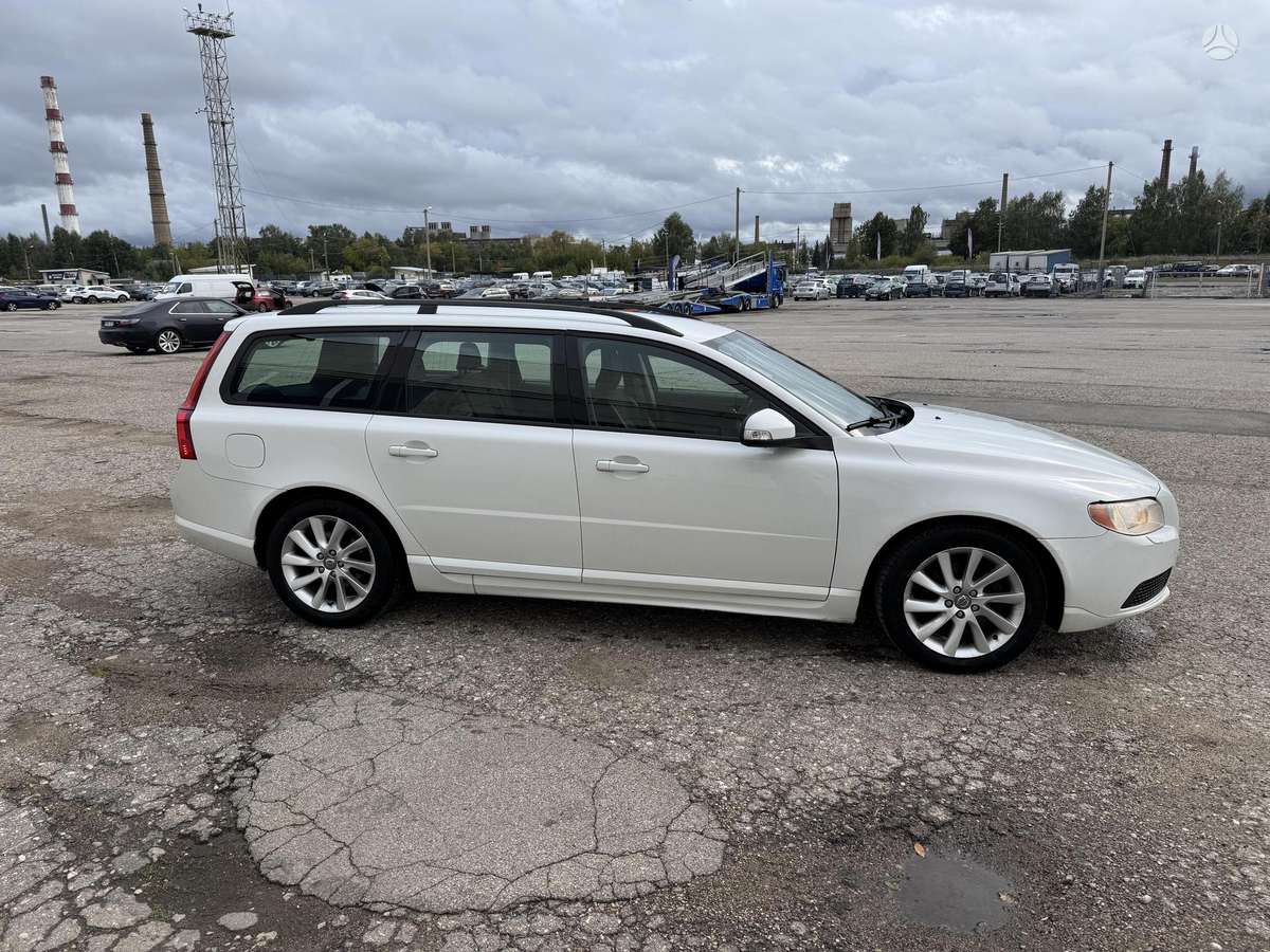 Volvo V70 2010 — photo 6