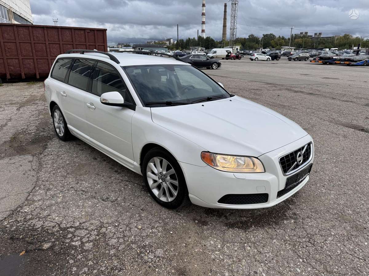 Volvo V70 2010 — photo 7