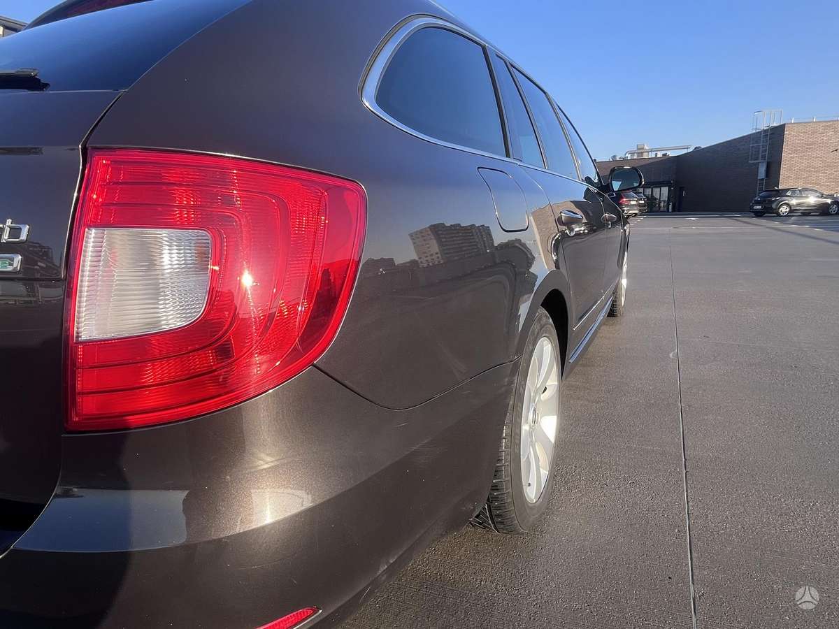 Skoda Superb 2011 — фото 11