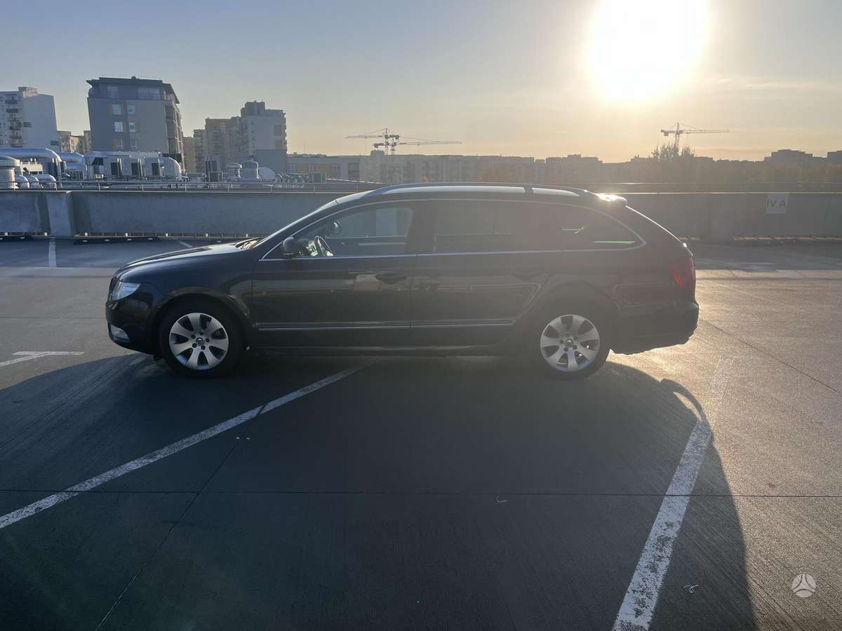 Skoda Superb 2011 — вигляд ззаду