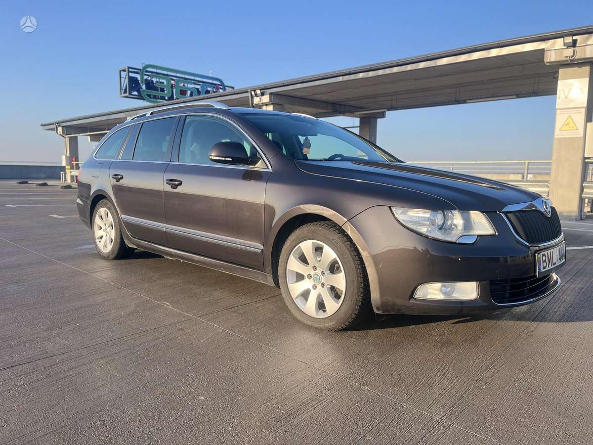 Skoda Superb 2011 — салон