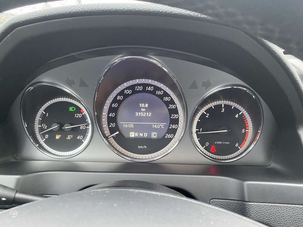 Mercedes-Benz C220 2009 — photo 16