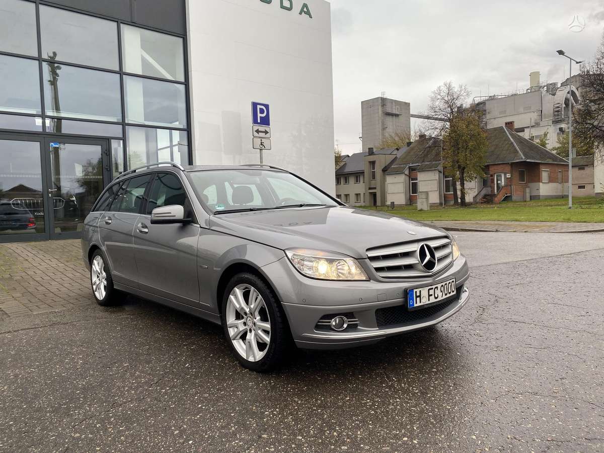 Mercedes-Benz C220 2009 — rear view