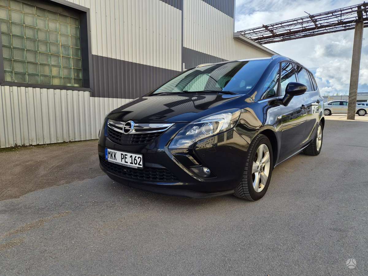 Opel Zafira 2014 — rear view