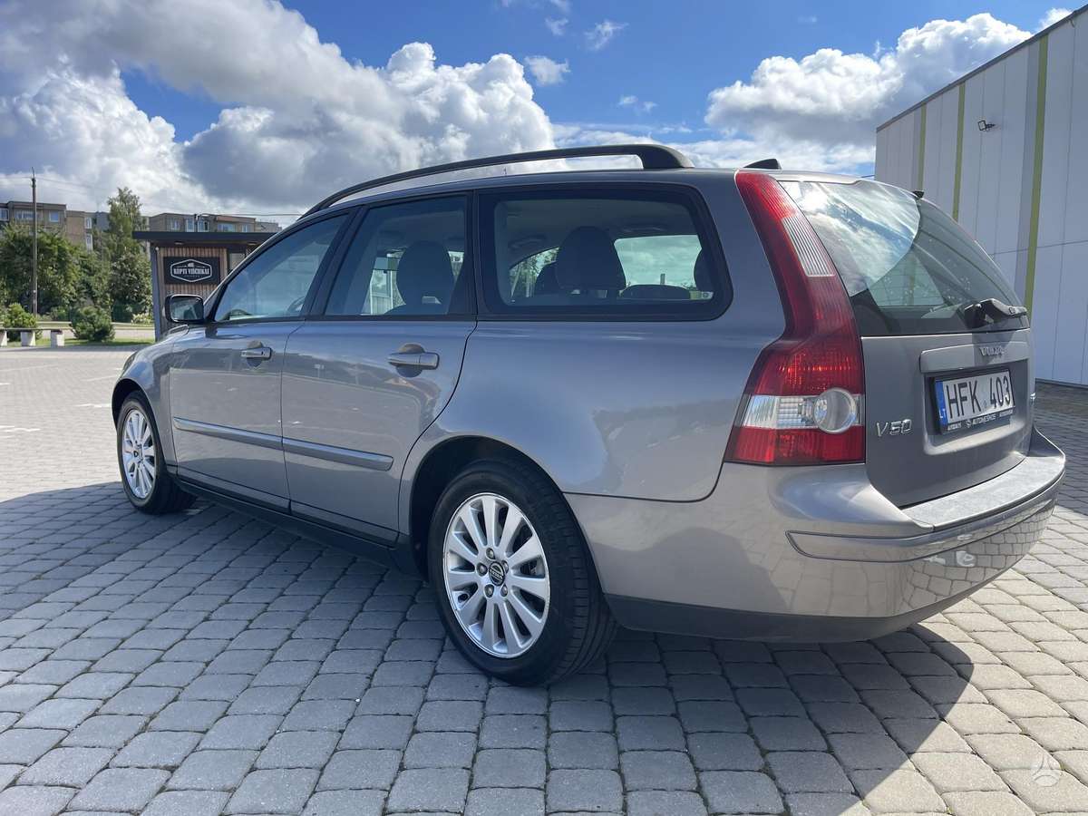 Volvo V50 2006 — rear view