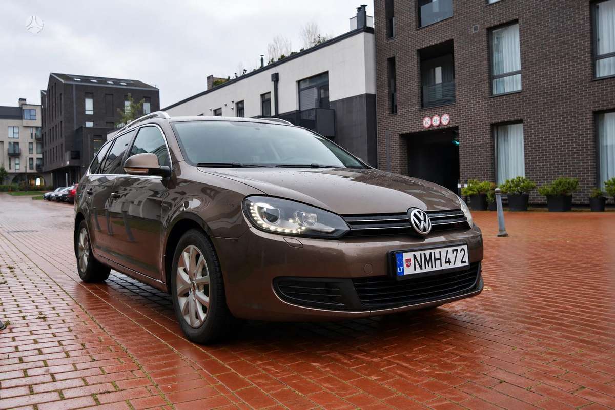 Volkswagen Golf 2012 — салон