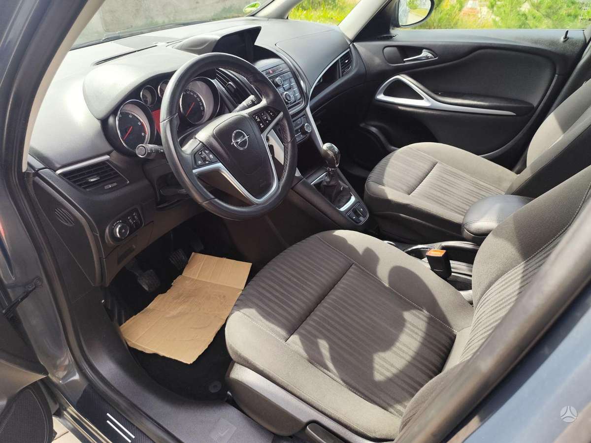 Opel Zafira 2014 — photo 15