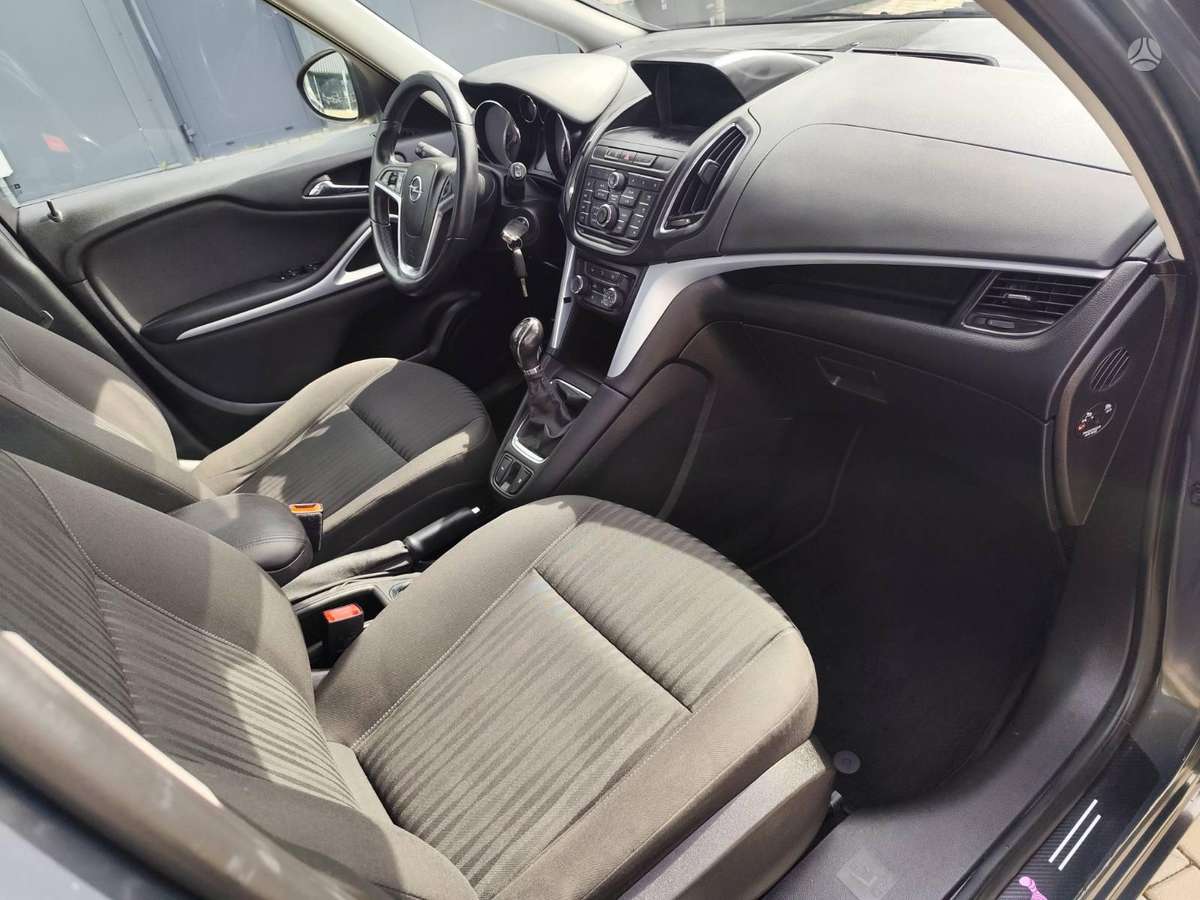 Opel Zafira 2014 — photo 19