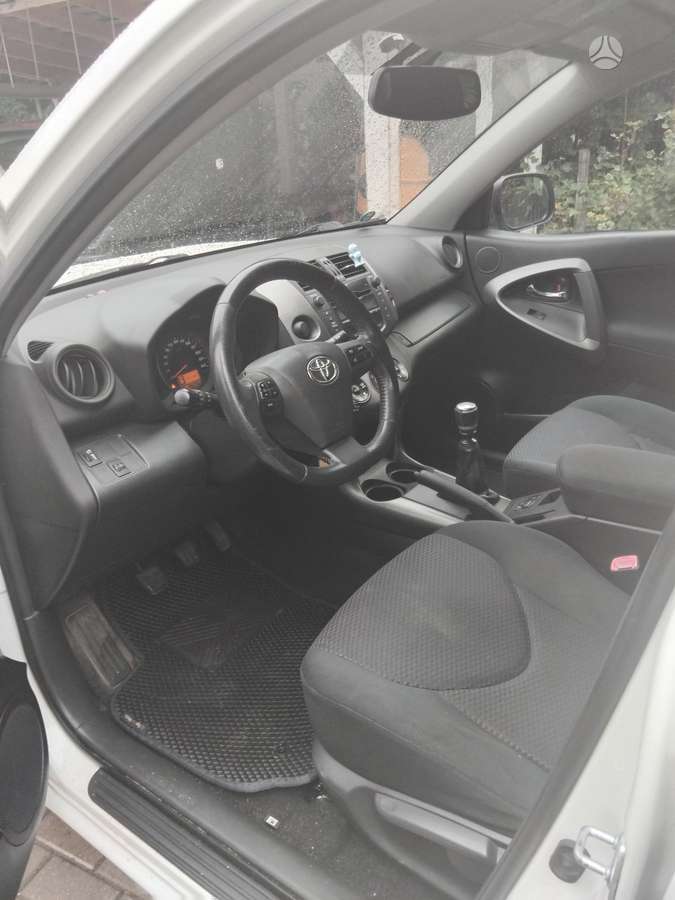 Toyota RAV4 2010 — photo 10