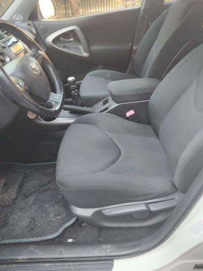 Toyota RAV4 2010 — photo 13