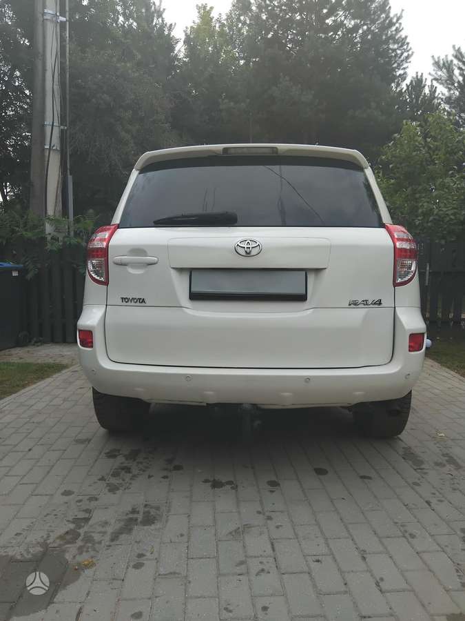 Toyota RAV4 2010 — rear view