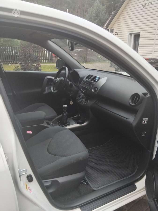 Toyota RAV4 2010 — photo 8