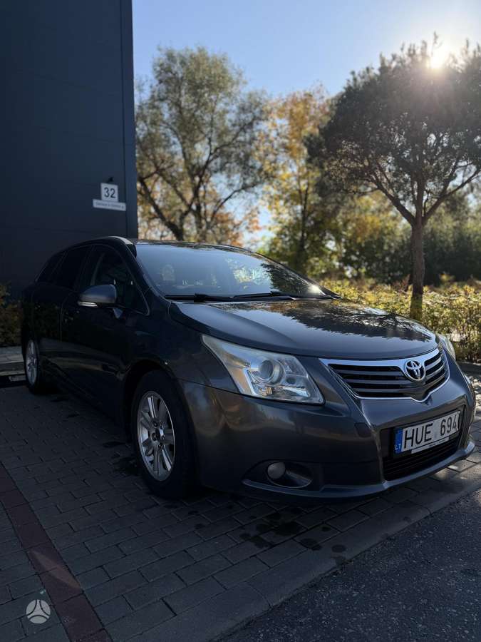 Toyota Avensis 2010 — вигляд ззаду