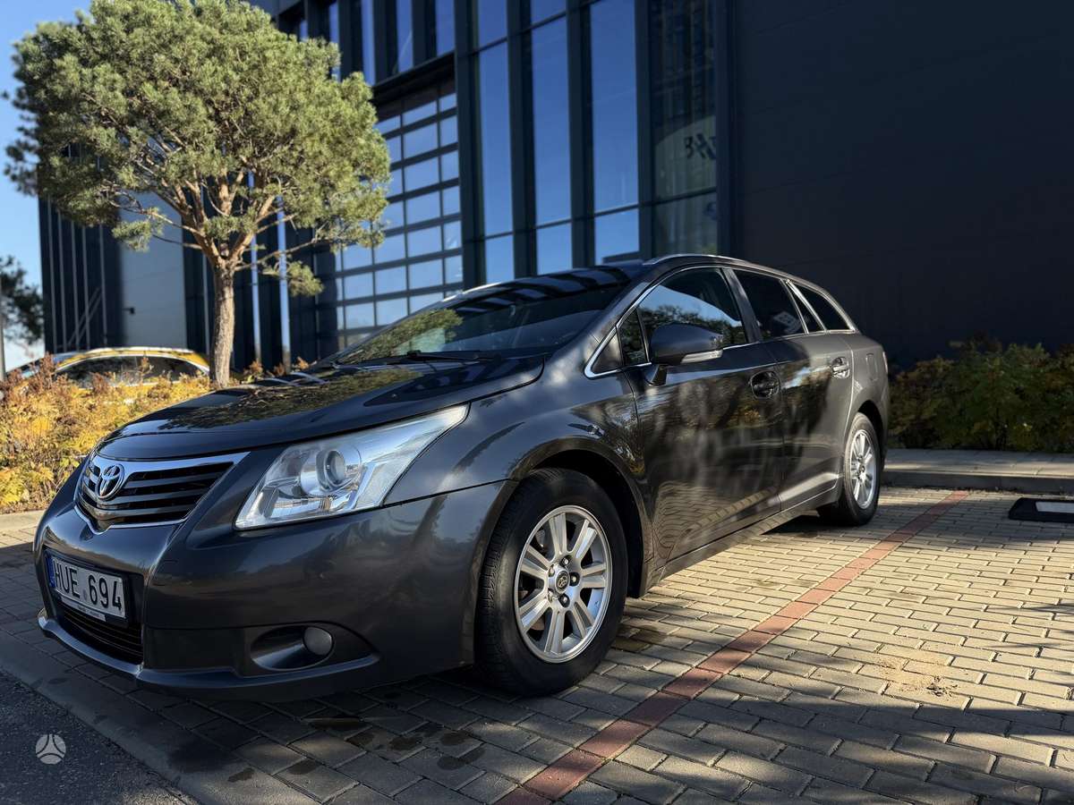 Toyota Avensis 2010 — салон