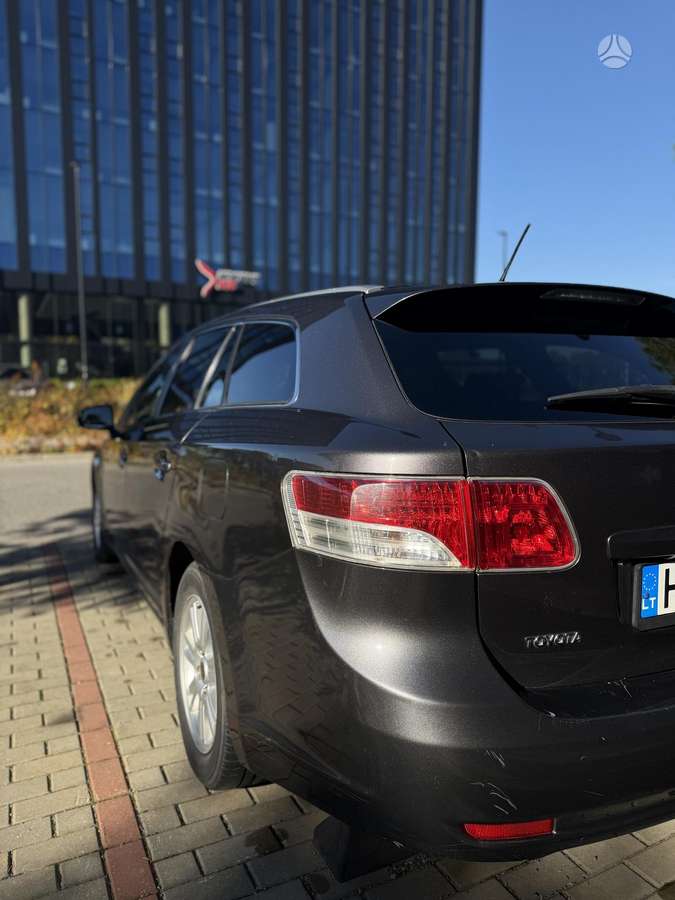 Toyota Avensis 2010 — двигун 1995 cm³, 126 HP (93kW)