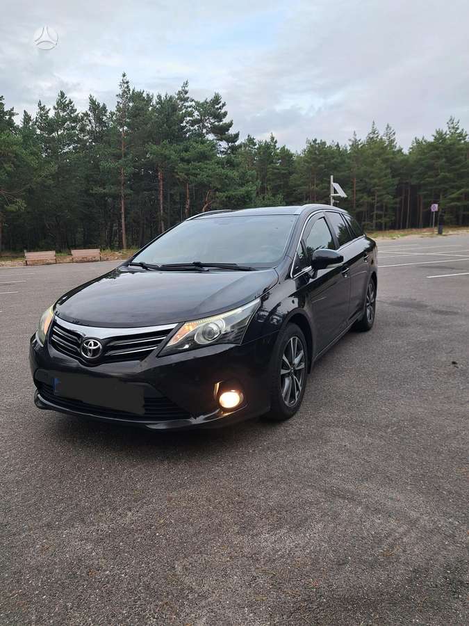 Toyota Avensis 2015 — rear view