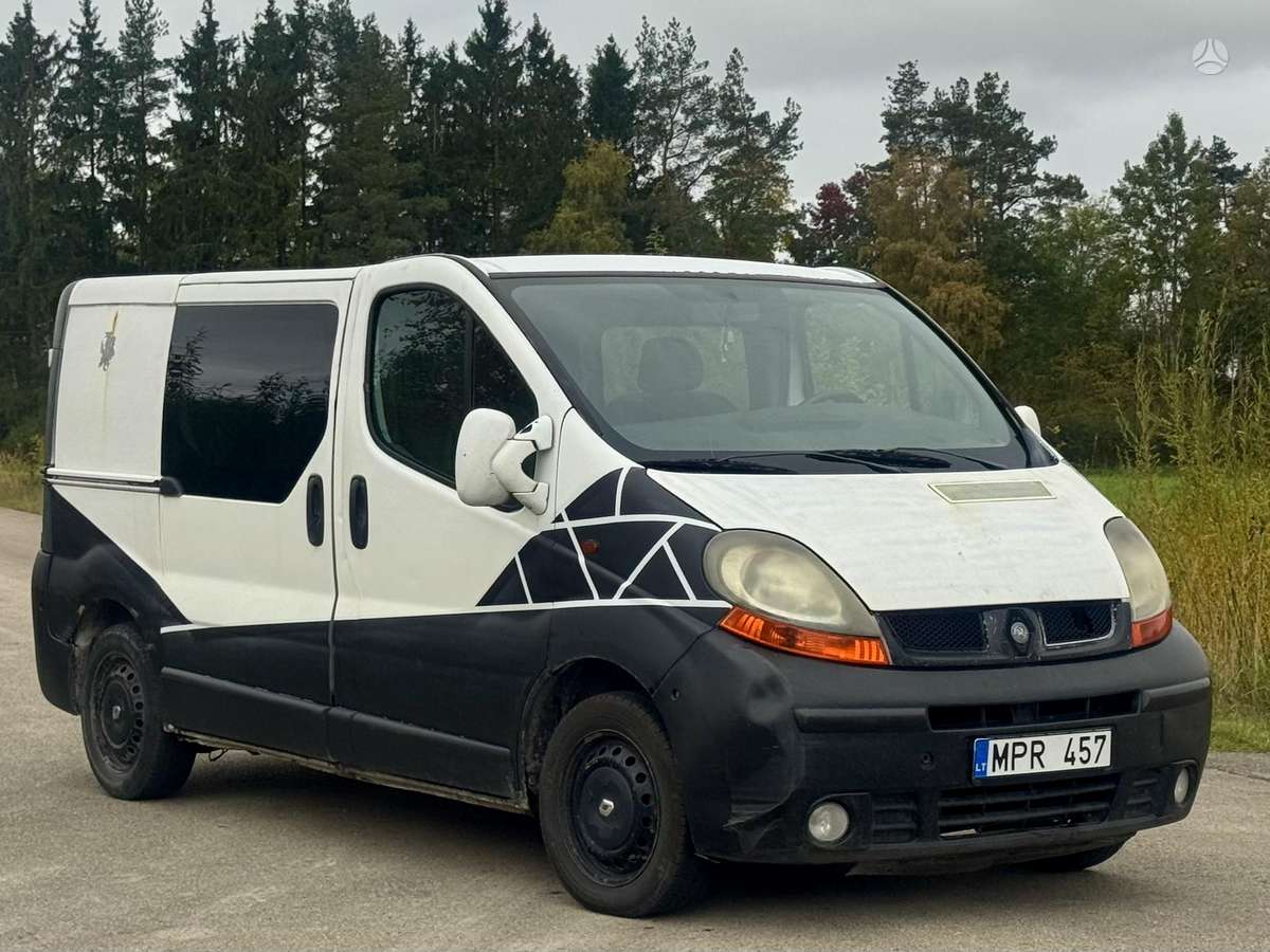 Renault Trafic 2005 — rear view