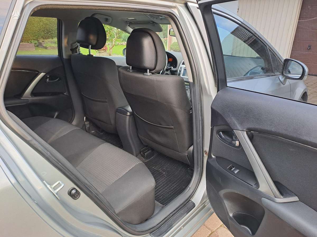 Toyota Avensis 2014 — photo 11