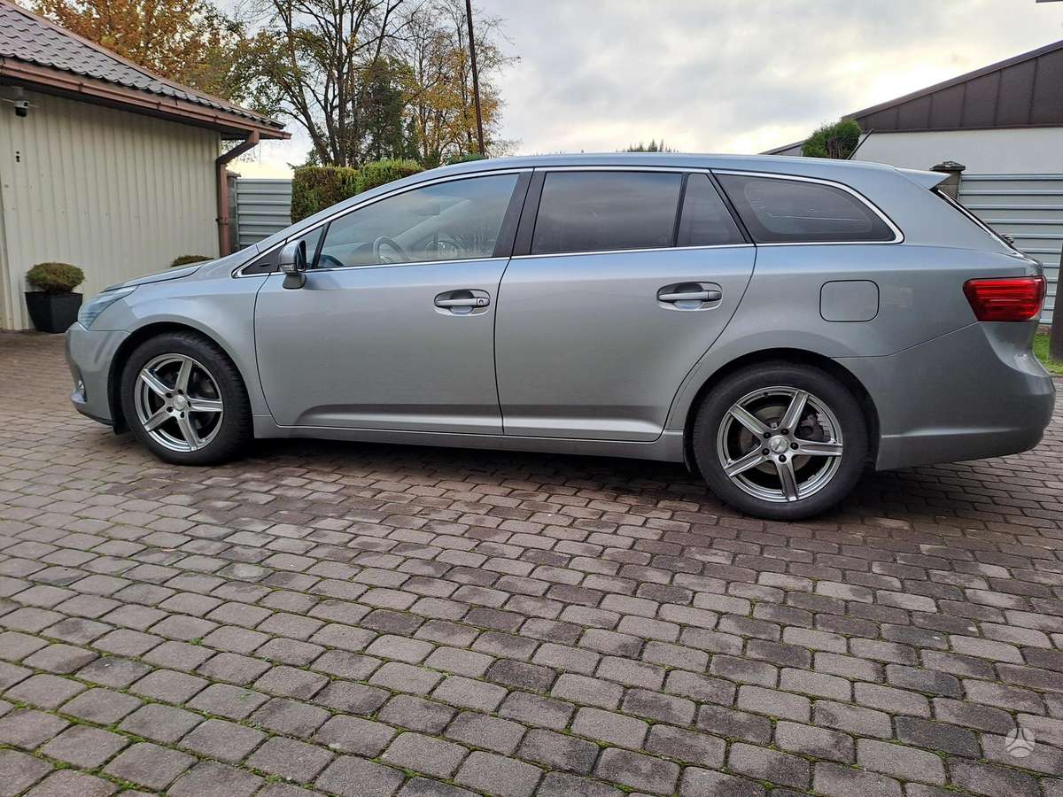 Toyota Avensis 2014 — rear view