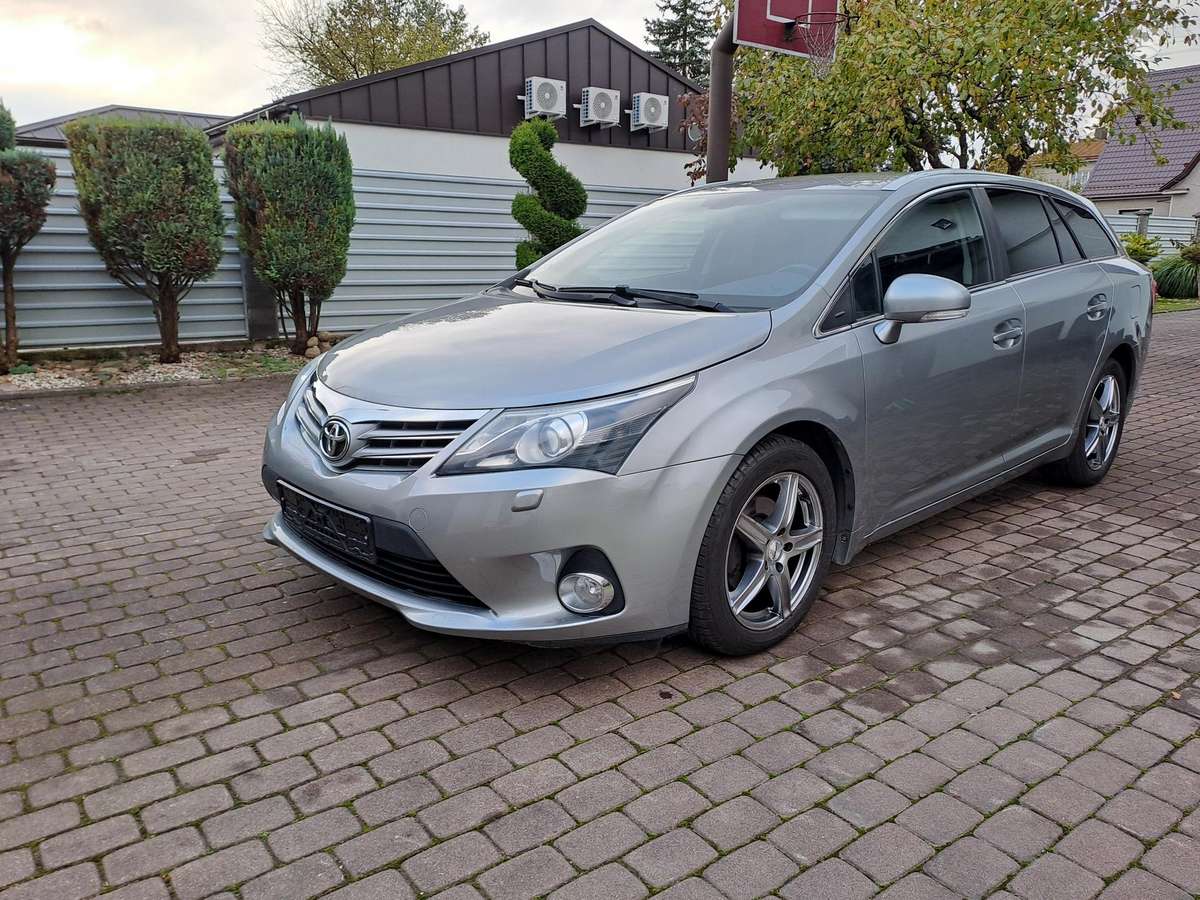 Toyota Avensis 2014 — interior