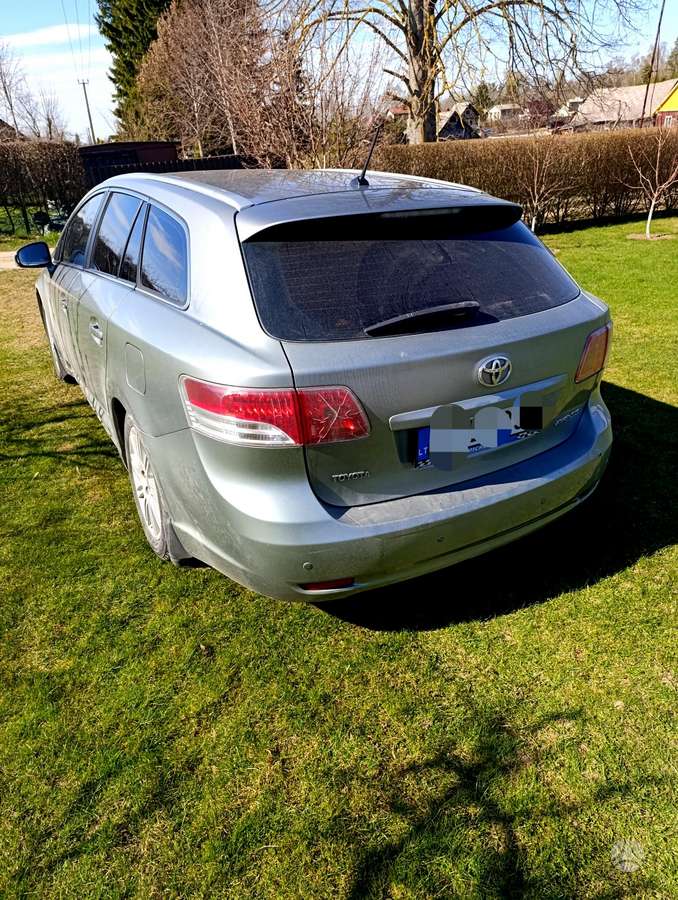 Toyota Avensis 2009 — вигляд ззаду