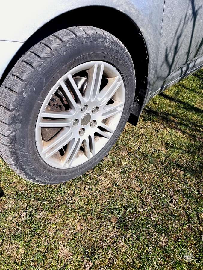 Toyota Avensis 2009 — салон