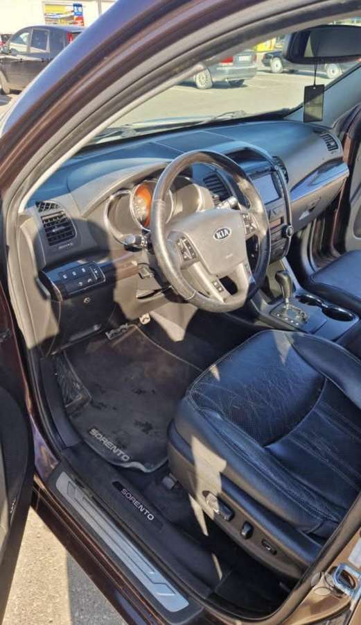 Kia Sorento 2012 — салон