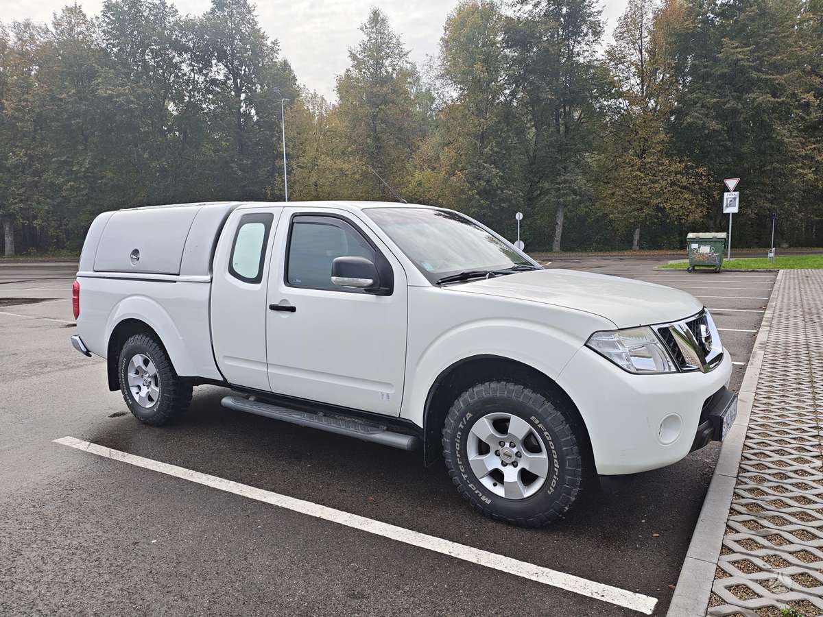 Nissan Navara 2011 — вигляд ззаду