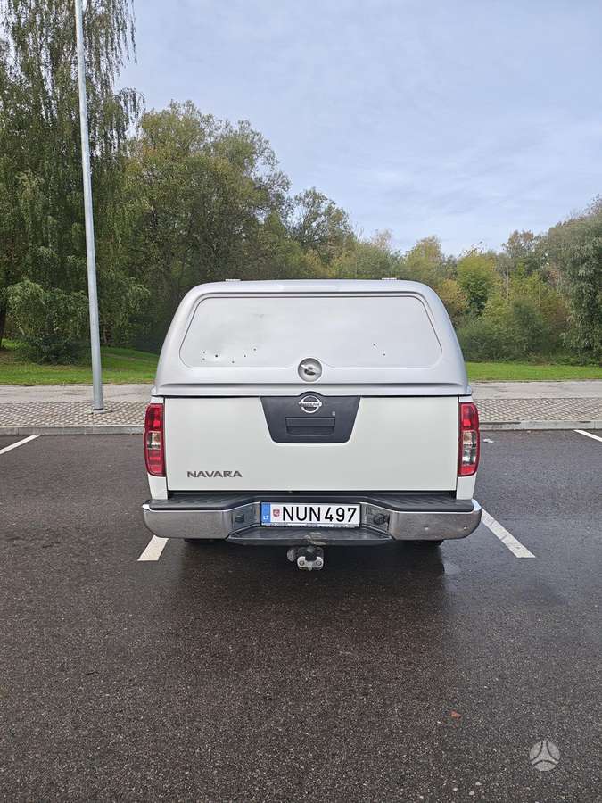 Nissan Navara 2011 — салон