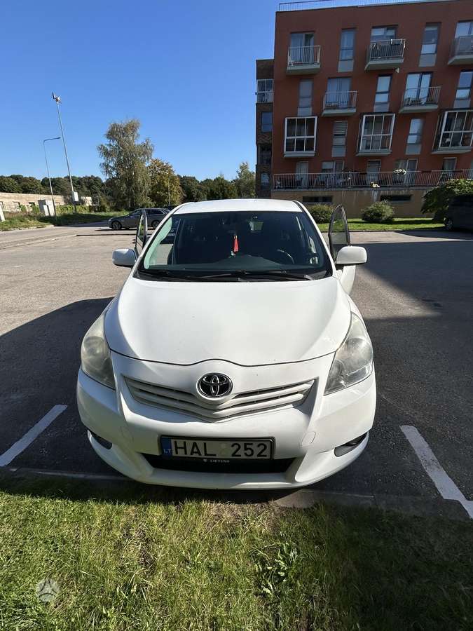 Toyota Verso 2009 — вигляд ззаду