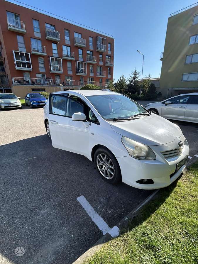 Toyota Verso 2009 — салон
