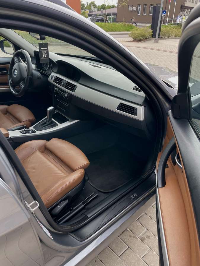 BMW 320 2009 — photo 10