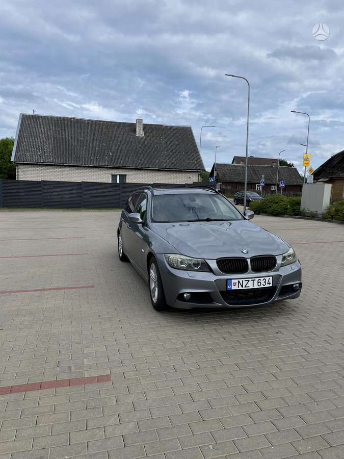 BMW 320 2009 — rear view