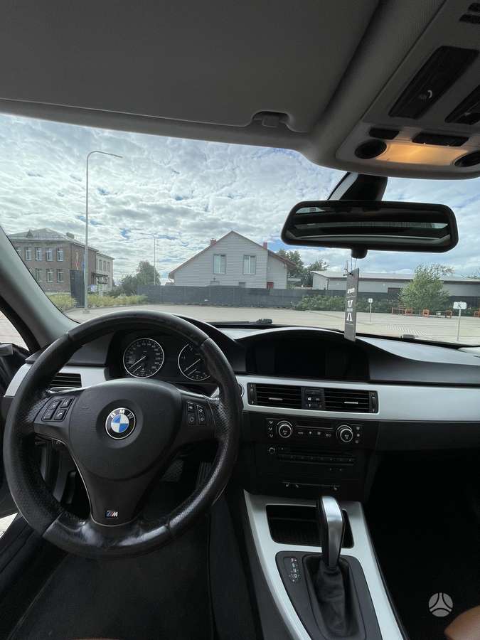 BMW 320 2009 — photo 8