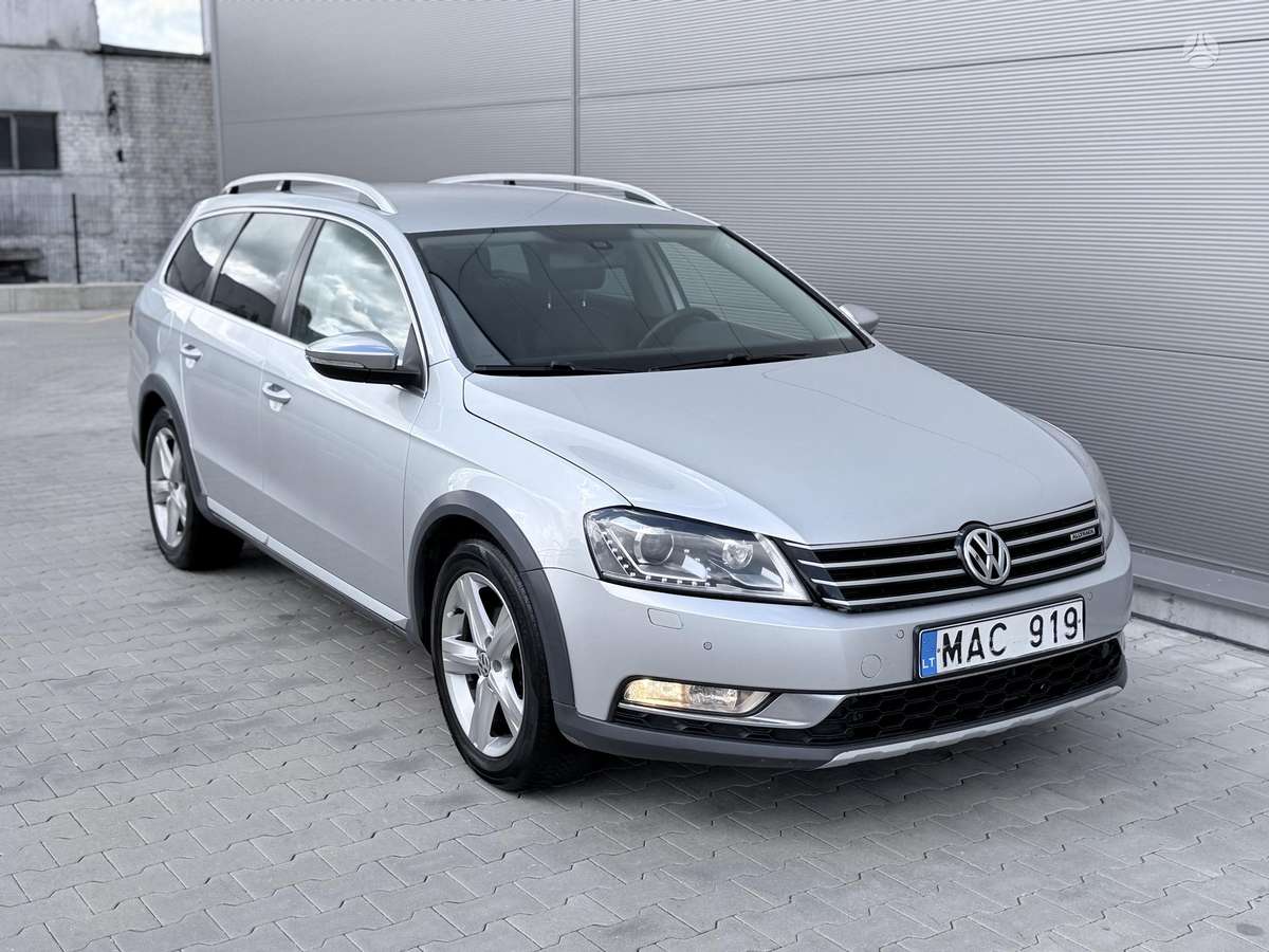 Volkswagen Passat 2015 — rear view