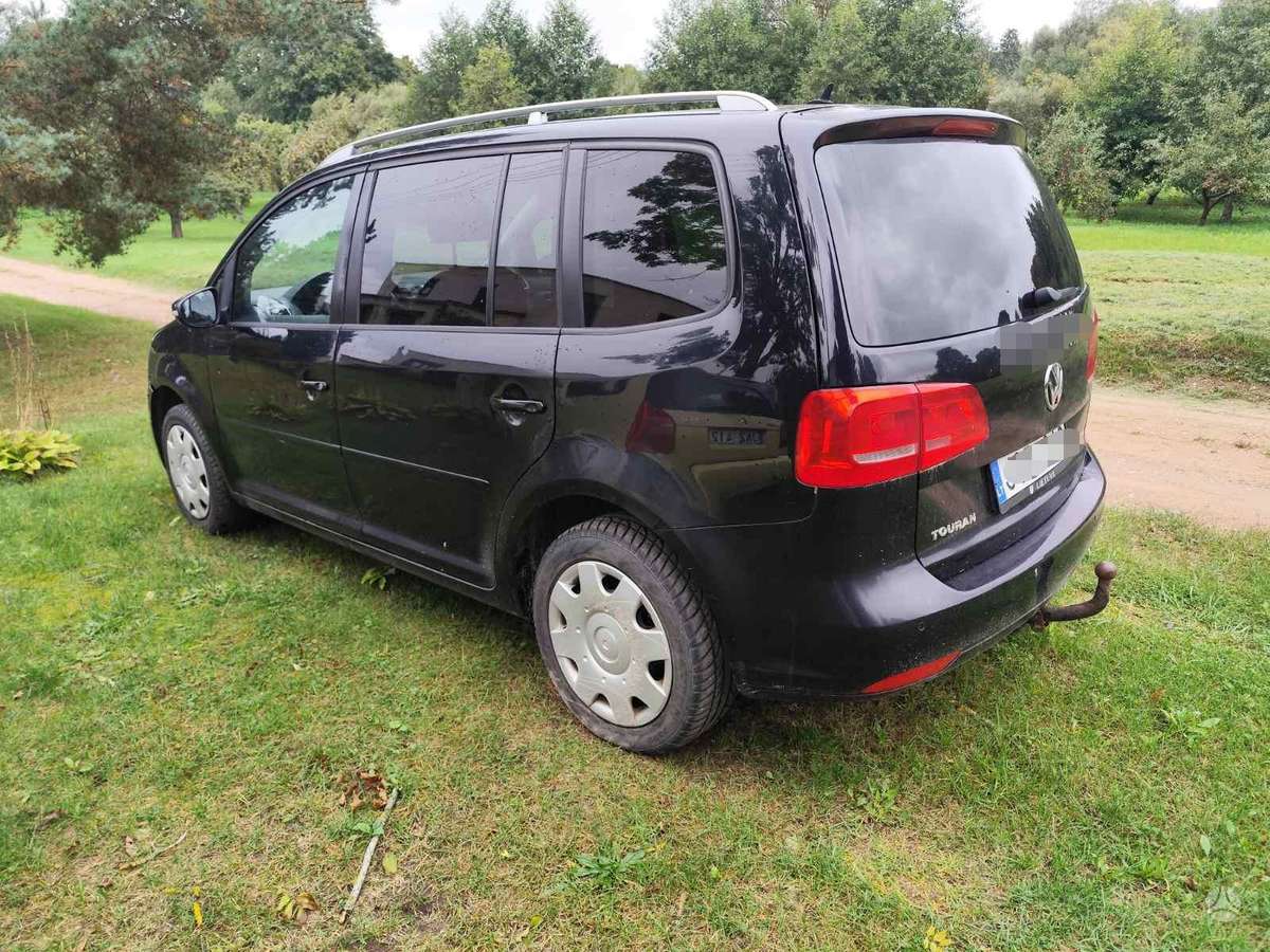 Volkswagen Touran 2011 — вигляд ззаду