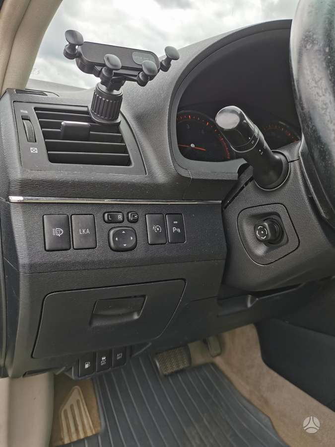 Toyota Avensis 2010 — photo 11