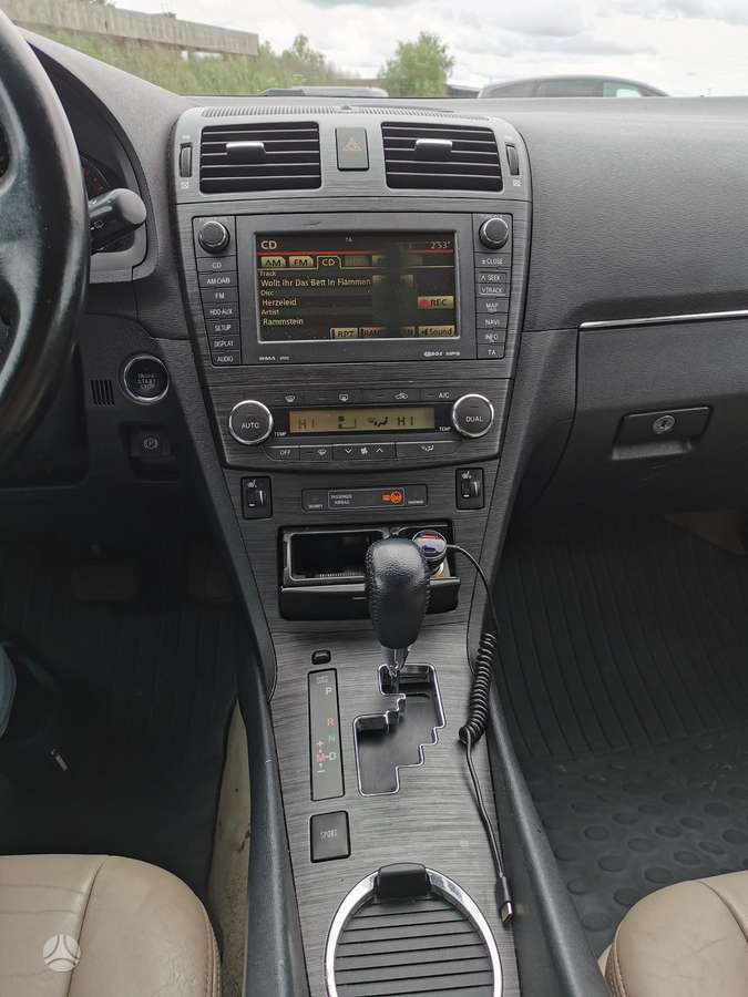 Toyota Avensis 2010 — photo 12