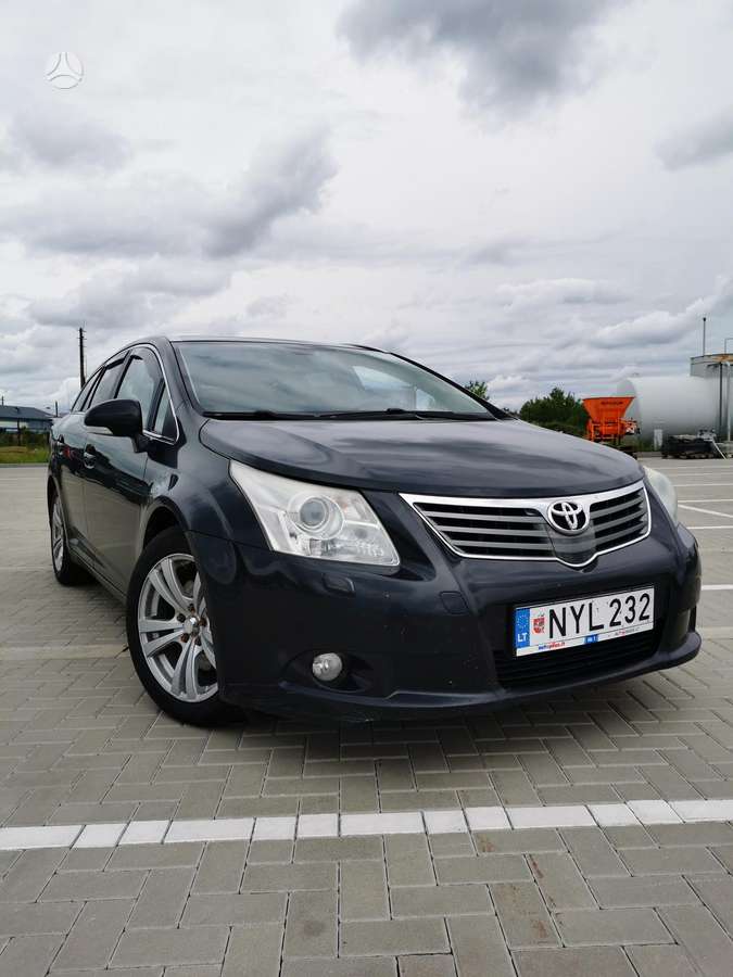 Toyota Avensis 2010 — rear view
