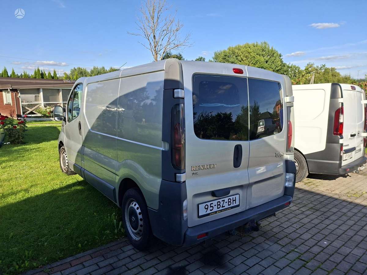 Renault Trafic 2006 — rear view