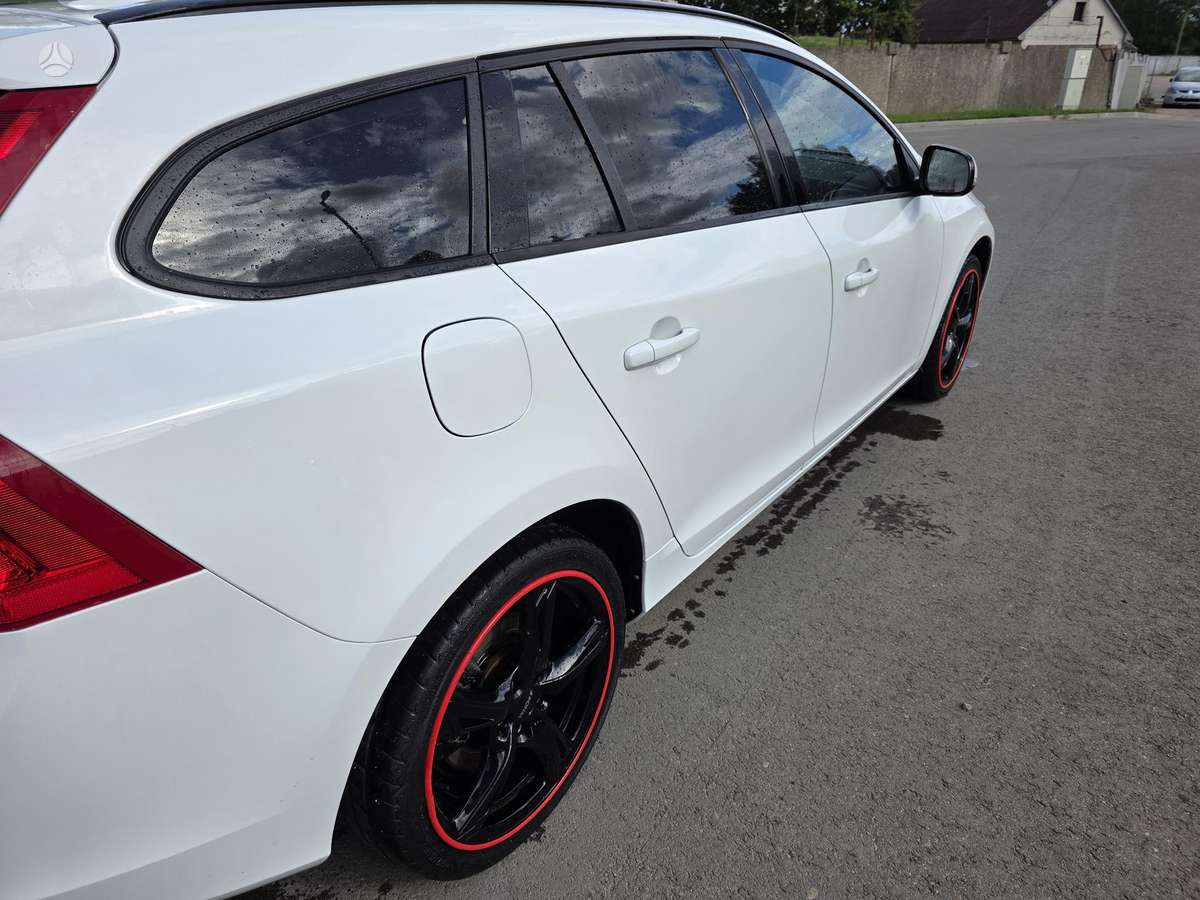Volvo V60 2014 — двигун 1596 cm³, 150 HP (110kW)