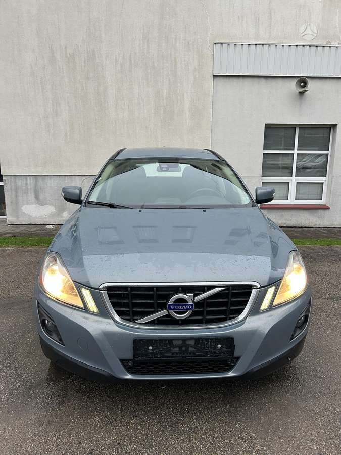 Volvo XC60 2010 — салон