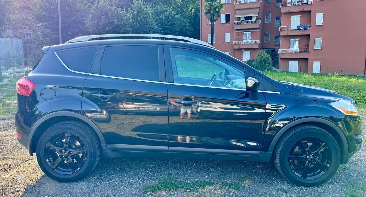 Ford Kuga 2011 — вигляд ззаду