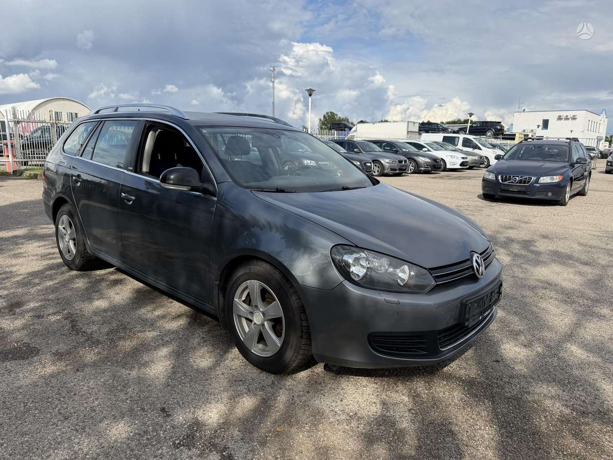 Volkswagen Golf 2011 — interior