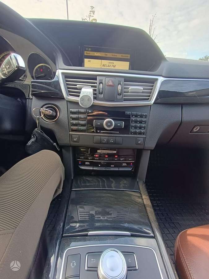 Mercedes-Benz E350 2010 — салон